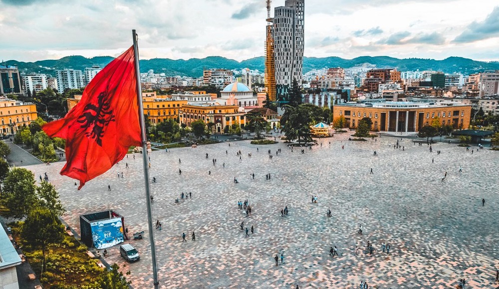 Thellohet pabarazia, Tirana me te ardhura per fryme sa 134 per qind e mesatares